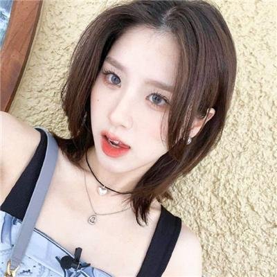 泳池里的女人